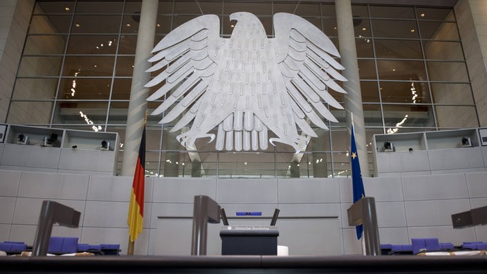 Der Bundesadler im Plenarsaal des Deutschen Bundestages.