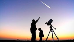 Vater und Sohn betrachten einen Kometen