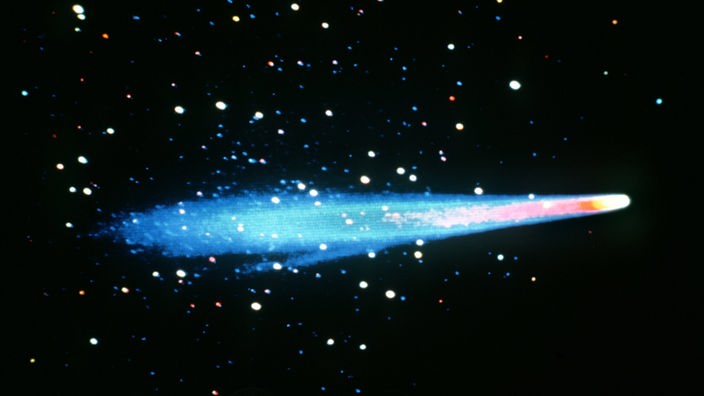 Halleyscher Komet mit Schweif in verschiedenen Farben