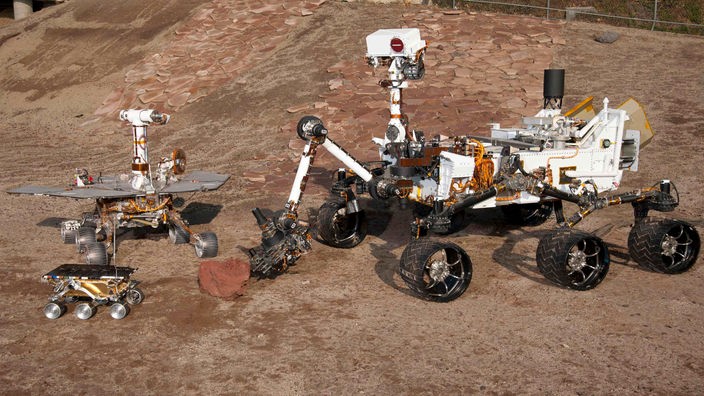 Das Foto der NASA zeigt drei Generationen Marsfahrzeuge.