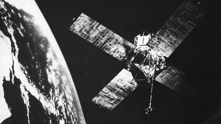SW-Bild auf dem Mariner 6 in unmittelbarer Nähe zum Mars abgebildet ist | Bildquelle: dpa SW-Bild auf dem Mariner 6 in unmittelbarer Nähe zum Mars abgebildet ist