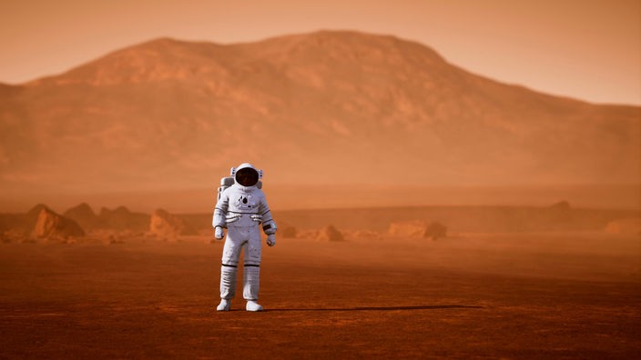 Computergrafik: Ein Astronaut im Weltraumanzug steht auf dem roten Mars