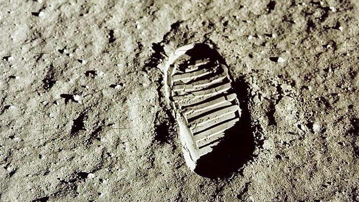 Großaufnahme eines Fußabdruckes, den Edwin Aldrin auf dem Mond hinterließ. | Bildquelle: dpa Großaufnahme eines Fußabdruckes, den Edwin Aldrin auf dem Mond hinterließ.