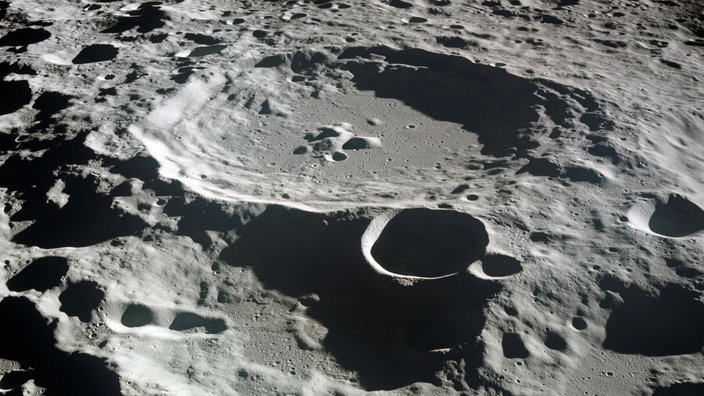 Apollo-11-Aufnahme von der Mondoberfläche, von Kratern übersät | Bildquelle: dpa Apollo-11-Aufnahme von der Mondoberfläche, von Kratern übersät