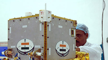 Ein indischer Ingenieur bei abschließenden Arbeiten an der Raumsonde 'Chandrayaan'.