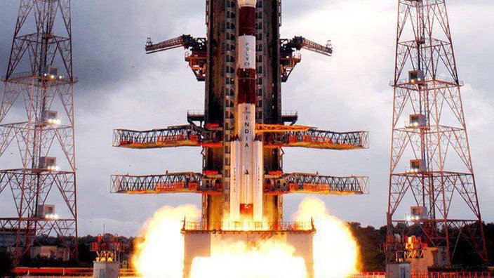 Die indische Trägerrakete C11 (PSLV) bei ihrem erfolgreichen Start am 22.10.2008. Mit an Bord die Raumsonde 'Chandrayaan-1'. | Bildquelle: picture-alliance/ dpa Die indische Trägerrakete C11 (PSLV) bei ihrem erfolgreichen Start am 22.10.2008. Mit an Bord die Raumsonde 'Chandrayaan-1'.