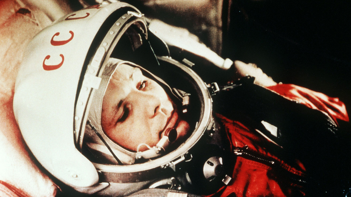 Der sowjetische Kosmonaut Juri Gagarin in seinem Raumanzug kurz vor seinem Start zum ersten bemannten Weltraumflug