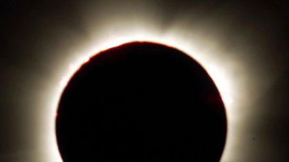 Strahlender Kranz der Sonnen-Korona als Folge der Sonnenfinsternis.