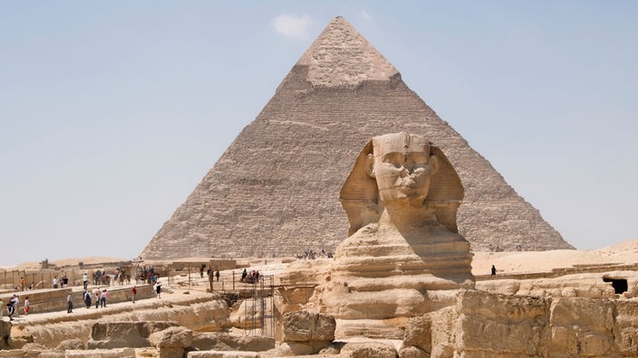 Bild der Chephrenpyramide, davor steht die Sphinx.