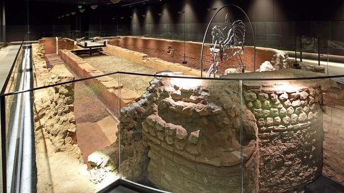 Rekonstruierter Mithras-Tempel im Museum. Im Vordergrund eine Kopie des Opferaltars, im Hintergrund ein drehbares Mithras-Kultbild.