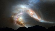Auf einem Foto sind die beiden Galaxien Milchstrasse und Andromeda zu einem Nachthimmel vereint.