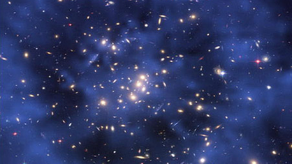 Diese vom europäischen Hubble-Zentrum veröffentlichte Aufnahme zeigt einen Ring Dunkler Materie in einem fünf Milliarden Lichtjahre entfernten Galaxienhaufen im Sternbild Fische. Die Verteilung der Dunklen Materie ist leuchtend blau dargestellt, da die rätselhafte Substanz unsichtbar ist. Ihre Verteilung wurde am Computer errechnet und über das 'Hubble'-Foto gelegt.