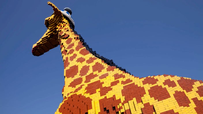 Lebensgroße Giraffe aus Legosteinen