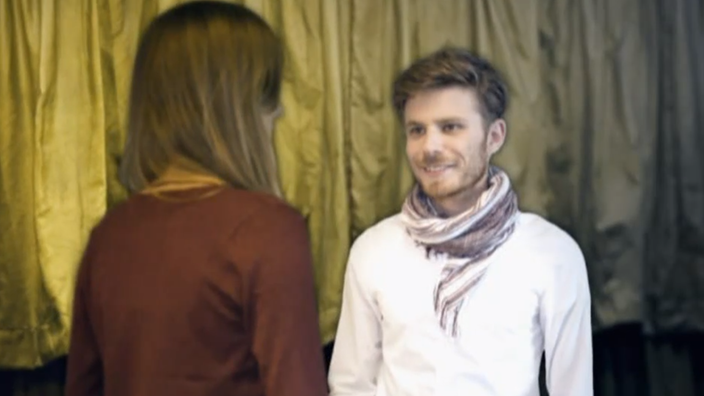 Das Bild zeigt einen Mann und eine Frau, die sich gegenseitig anschauen.