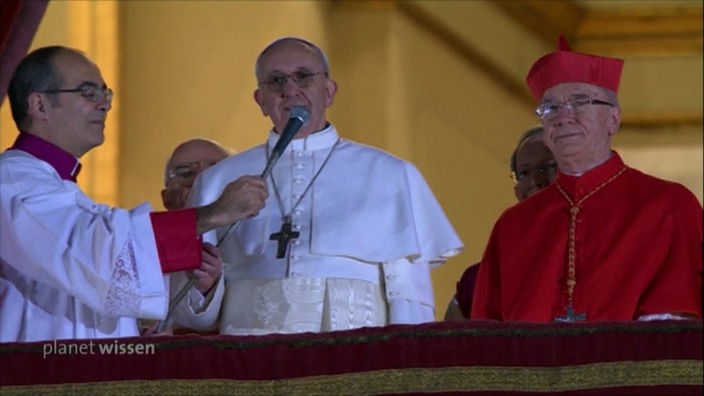 Papst Franziskus begrüßt vom Balkon die Menschen als neuer Papst.