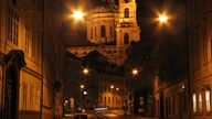 Zu sehen ist die Nachtaufnahme einer Barockkirche mit zwei Türmen.