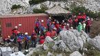 Das internationale Rettungsteam applaudiert.; Rechte: Bergwacht Bayern/Leitner