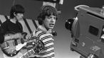 Ein junger Mick Jagger singt in die Kamera