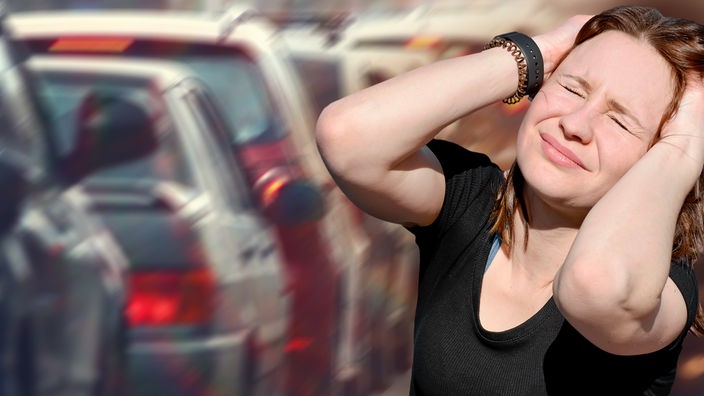 Autos im Hintergrund, im Vordergrund hält sich eine junge Frau die Ohren zu.