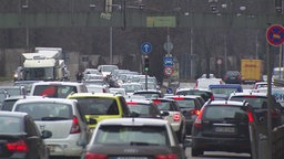 stark befahrene Straße.