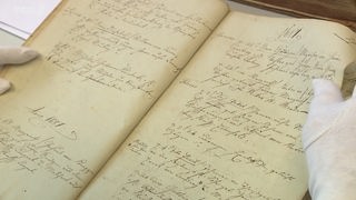 Ein aufgeschlagenes Buch mit alten handschriftlichen Listen
