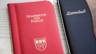 Ein zugeklapptes Familienstammbuch.