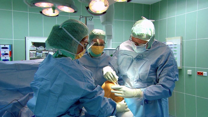 Ärzte bei einer Operation. | Bildquelle: SWR Ärzte bei einer Operation.
