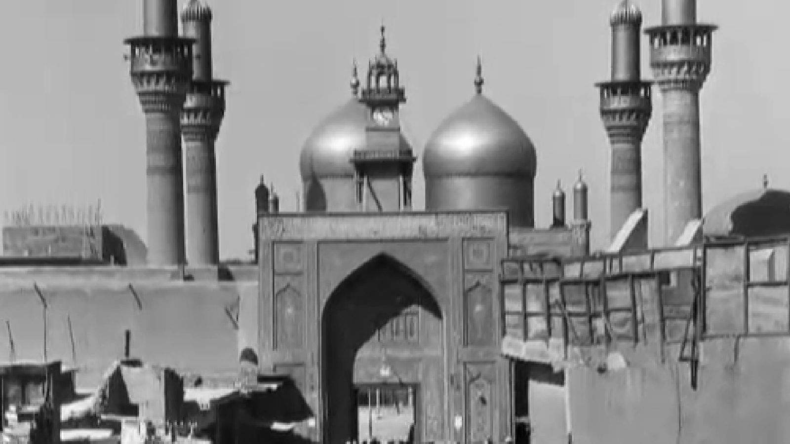Schwarz-weiß Bild der Stadtmauer in Bagdad.