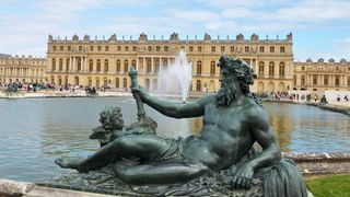 Brunnenfigur vor dem Schloss von Versailles.