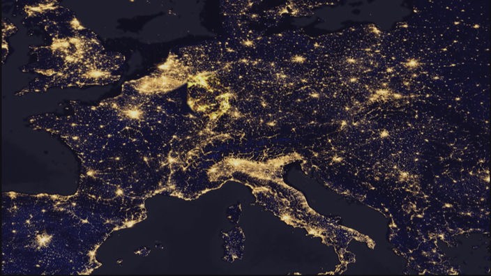Europa von oben bei nacht.