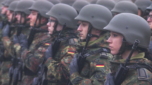 Bundeswehrsoldaten in einer Reihe.