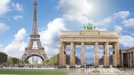 Der Eiffelturm und das Brandenburger Tor nebeneinander.