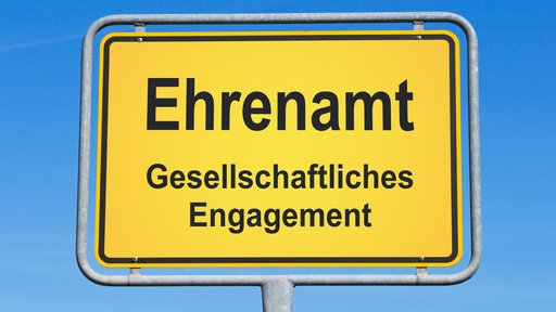 Ortseingangsschild mit der Aufschrift "Ehrenamt. Gesellschaftliches Engagement"