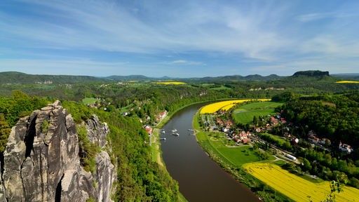 Blick über einen Felsen des Elbsandsteingebirges auf die Elbe