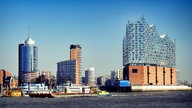 Skyline des Hamburger Hafens mit Elbphilharmonie.