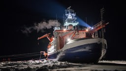 Das Expeditionsschiff Polarstern bei Nacht.