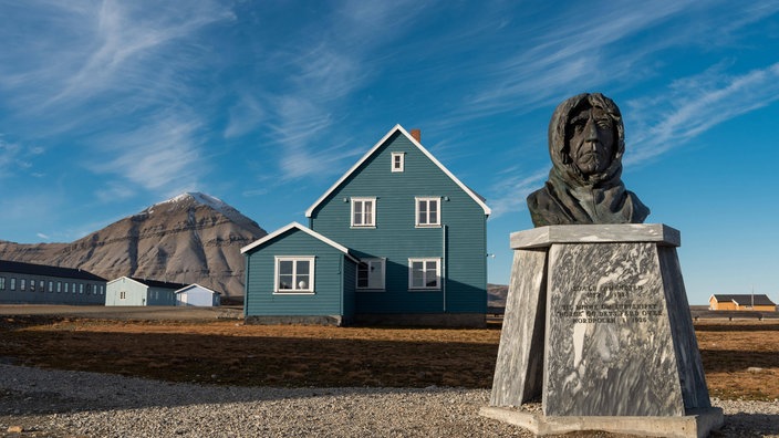 Büste des norwegischen Polarforschers Roald Amundsen vor der deutschen Forschungsstation auf der Insel Spitzbergen | Bildquelle: imago/imagebroker Büste des norwegischen Polarforschers Roald Amundsen vor der deutschen Forschungsstation auf der Insel Spitzbergen