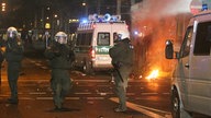 Polizei beim Einsatz während Krawallen.