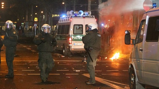 Polizei beim Einsatz während Krawallen.