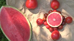 Verschiedene rote Obstsorten nebeneinander