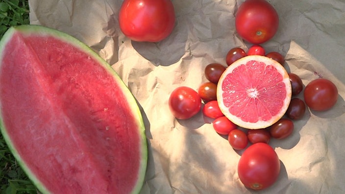 Verschiedene rote Obstsorten nebeneinander