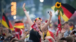 Feiernde Menschen während der Fußball-WM 2014