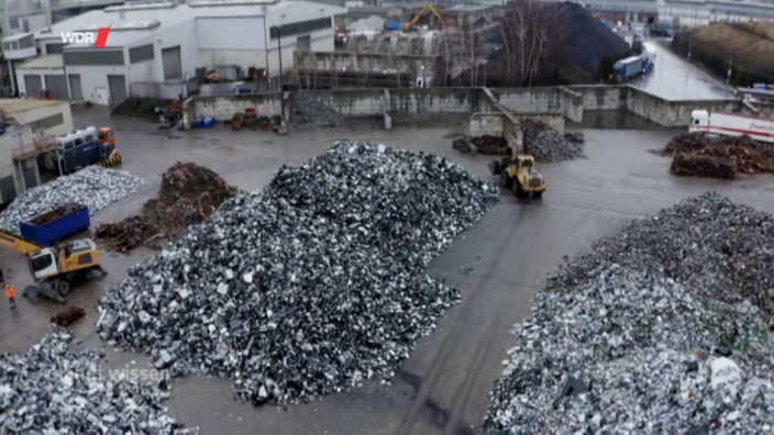 Blick auf den Hof einer Recyclingfirma mit Schrotthaufen