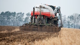 Landwirtschaftliche Maschine bringt Gülle aufs Feld