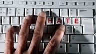 Tastatur mit Aufschrift "Hate"