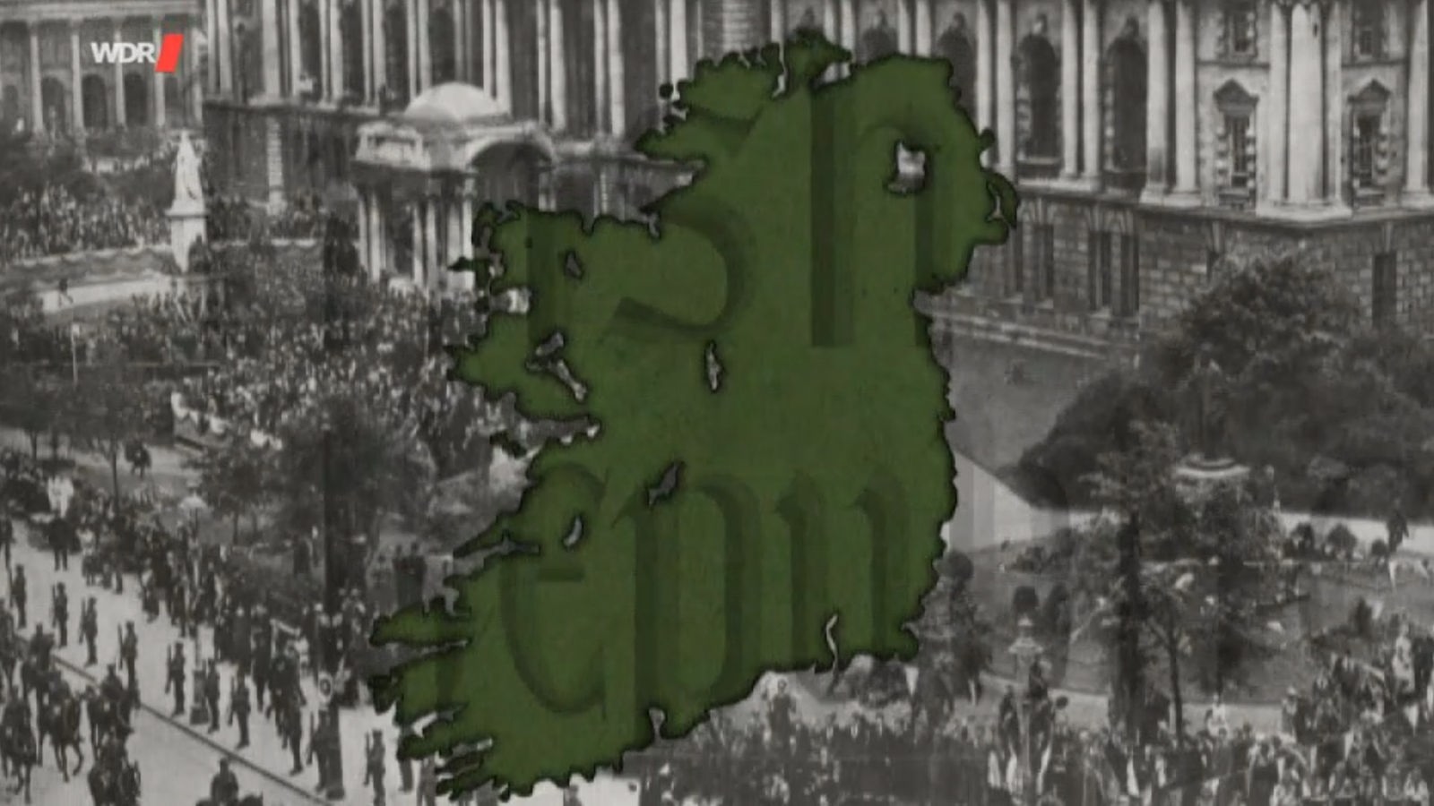 Umriss von Irland vor einem historischen Foto einer Menschenmenge