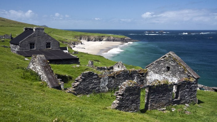 Verwitterte Ruinen eines Steinhauses an der irischen Küste