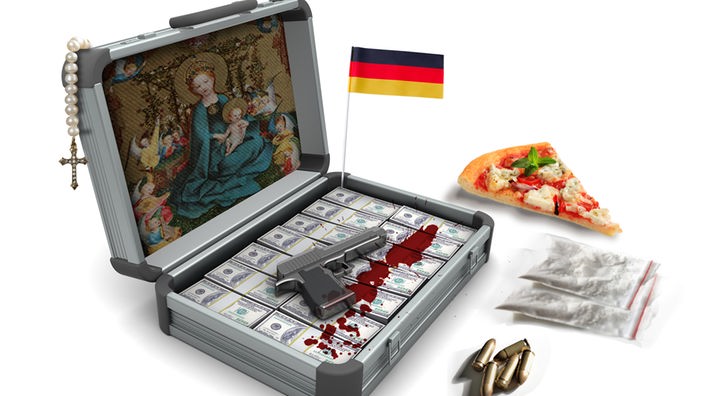 Koffer mit einer Pistole und blutvrschmiertem Geld mit Pistolenpatronen, Drogentüten und einem Stück Pizza nebenan.
