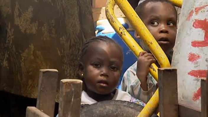 Zwei afrikanische Kinder.