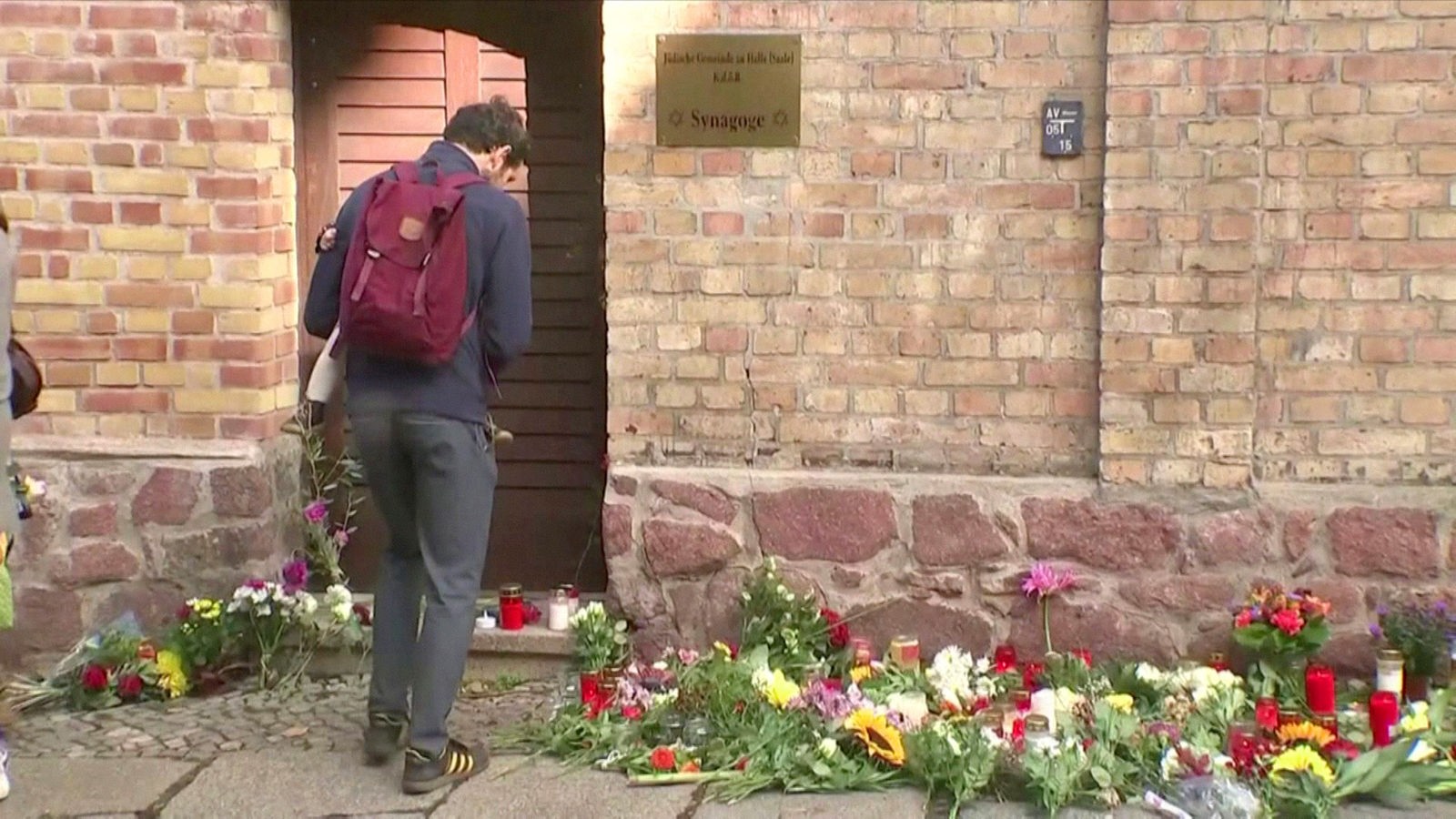 Nach dem Anschlag auf die Synagoge von Halle liegen Blumen vor deren Tür.